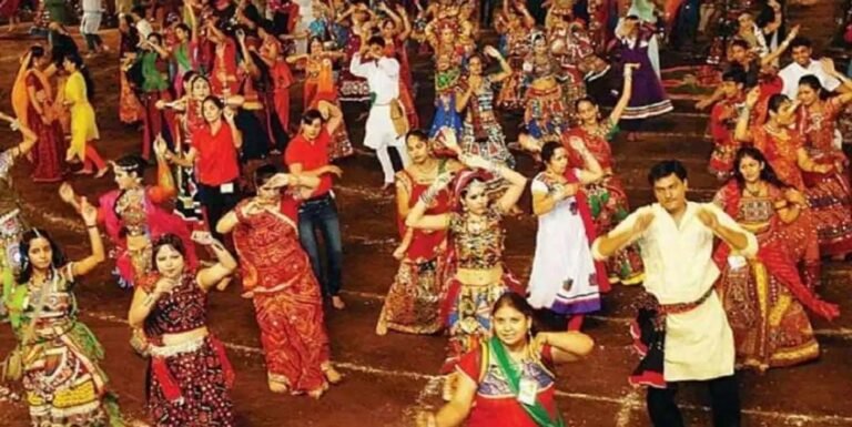 गुजरात में आधार कार्ड देखकर मिलेगा गरबा में प्रवेश, लव जिहाद की घटनाओं को देखते हुए उठाया कदम