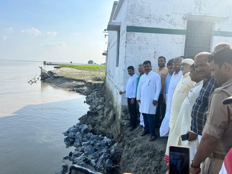 बगहा देवार पहुंचे केंद्रीय राज्य मंत्री, कटान स्थल का निरीक्षण