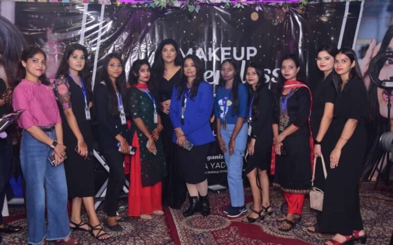सेलिब्रिटी मेकअप आर्टिस्ट महक महाजन से ग्रामीण आर्टिस्टों से सीखा सौंदर्य संवारने का हुनर