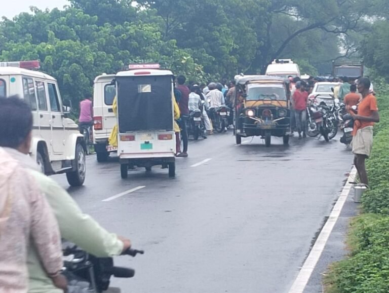 तमकुहीराज थाना क्षेत्र के चखनी के पास तमकुहीराज तरयासुजान मार्ग पर लग्जरी कार और मोटरसाइकिल