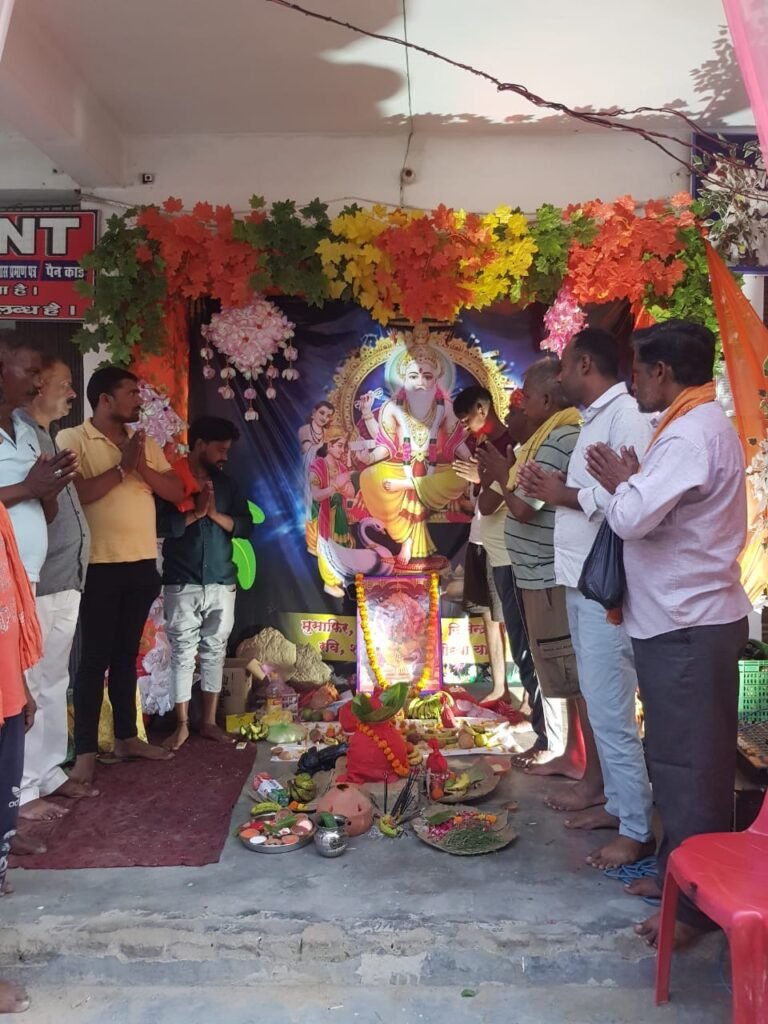 बड़हलगंज धूमधाम से मनाई गई भगवान विश्वकर्मा की जयंती