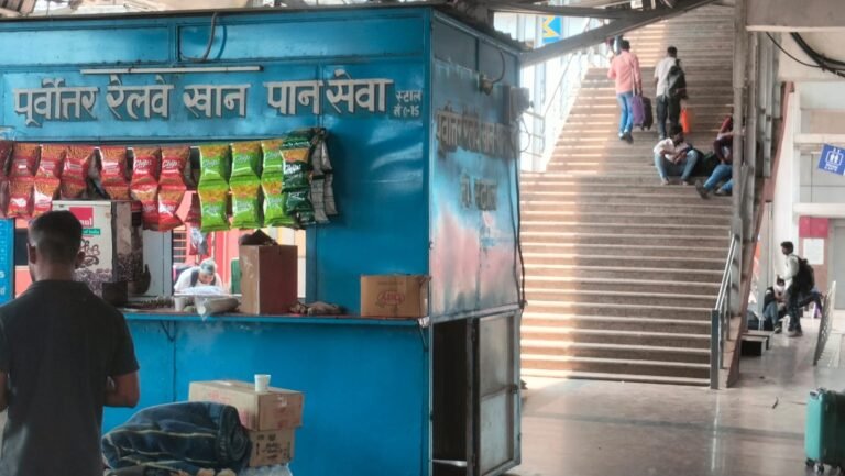 रेलवे पुल से सटे कैटरिंग लोगो के आवागमन में बना मुसीबत