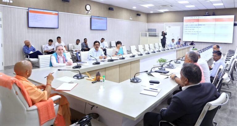 राजस्व विभाग के कार्मिकों को आम जनता के कार्यों के लिए प्रायः फील्ड विजिट करना पड़ता है