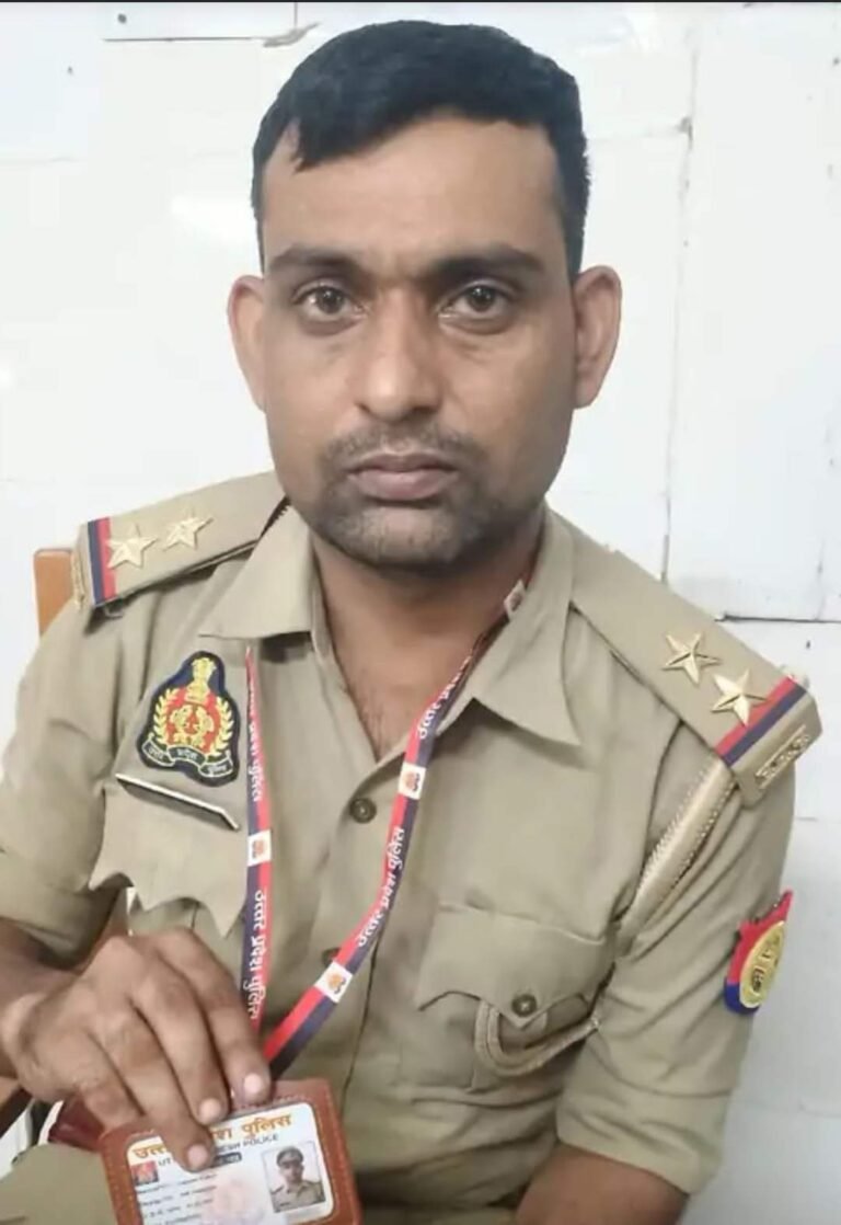 कानपुर में फर्जी दरोगा के घर मिलीं 7 वर्दी.