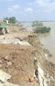 सरयू नदी के कटान से बगहा गड़ेरी टोला का एक और मकान नदी में हुआ विलीन