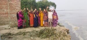 सरयू नदी की कटान से सामुदायिक शौचालय की आधी भवन नदी में हुई विलीन