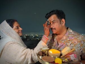 सांसद रवि किशन और उनकी पत्नी प्रीति शुक्ला ने व्रती महिलाओंं की दी करवा चौथ की शुभकामनाए