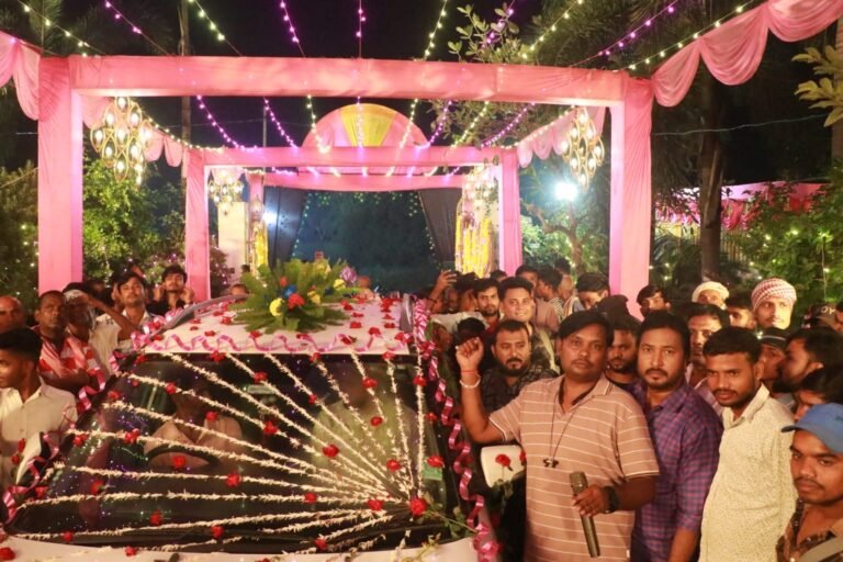 नवीन कुमार पाठक, गोविंद गिरी ने पाँच सौ बारातियों के साथ विक्रांत सिंह और अपर्णा मल्लिक की कराई शादी सिवान में