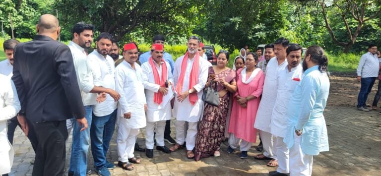 सपा जिलाध्यक्ष ब्रजेश कुमार गौतम महानगर अध्यक्ष शब्बीर कुरैशी जिला