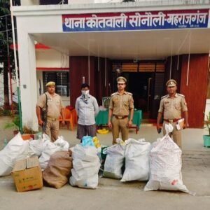 पटाखों की खेप के साथ आरोपित, पुलिस टीम।