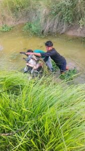 अनियंत्रित होकर नहर में गिरी बाइक, बाल-बाल बचा बाइक सवार