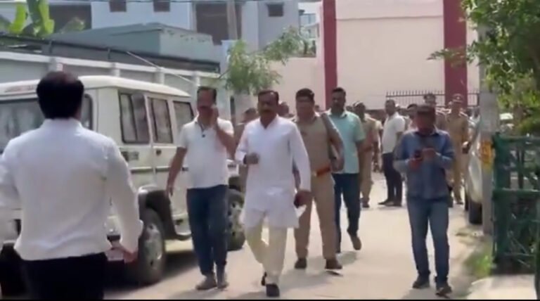 उत्तर प्रदेश जिला लखीमपुर खीरी में BJP विधायक योगेश वर्मा को थप्पड़ मारा।