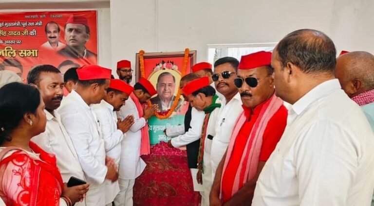 समाजवादी पार्टी के मुलायम सिंह यादव की पुण्यतिथि सपा के बेतियाहाता स्थित कार्यालय पर जिलाध्यक्ष