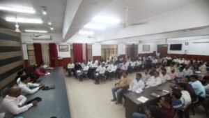 राजस्व परिषद अध्यक्ष के आगमन से पहले अधिकारियों ने साफ सफाई लंबित कार्यों का किया समीक्षा  