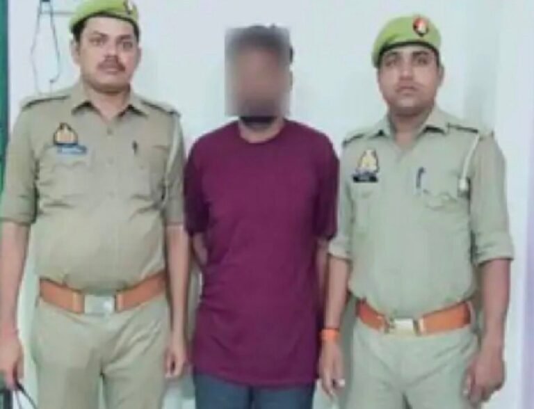 बाथरूम की वीडियो बनाकर ब्लैक मेल कर रहा था