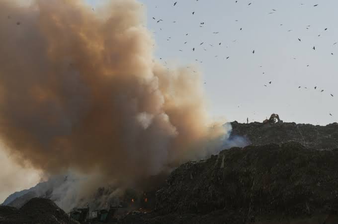 कूड़े के ढेर में आग लगने से मची अफरा-तफरी