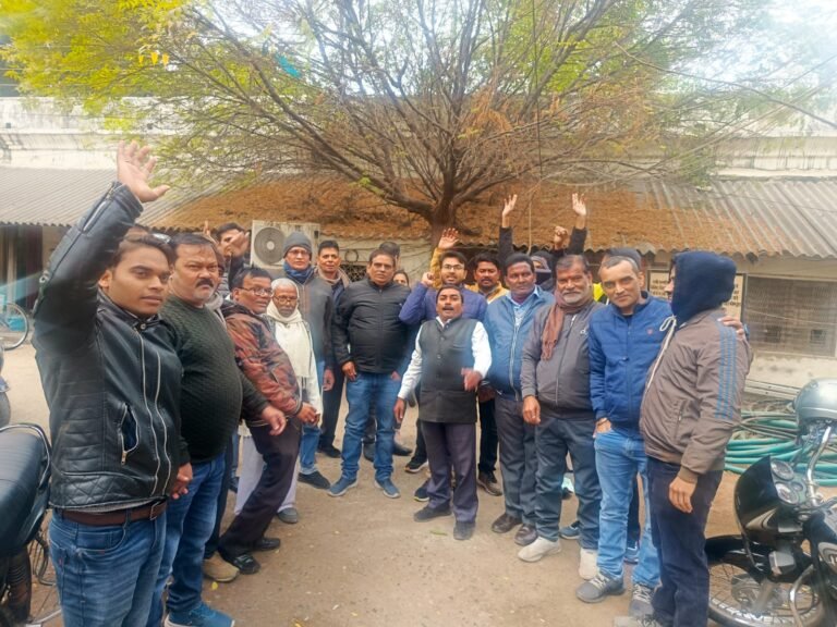 बिजली के निजीकरण के विरोध में बिजली कर्मचारियों ने काली पट्टी बांध कर मानव श्रृंखला बना कर काला दिवस