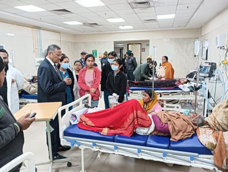 कार्यकारी निदेशक ने आपातकालीन विभाग का किया औचक निरीक्षण