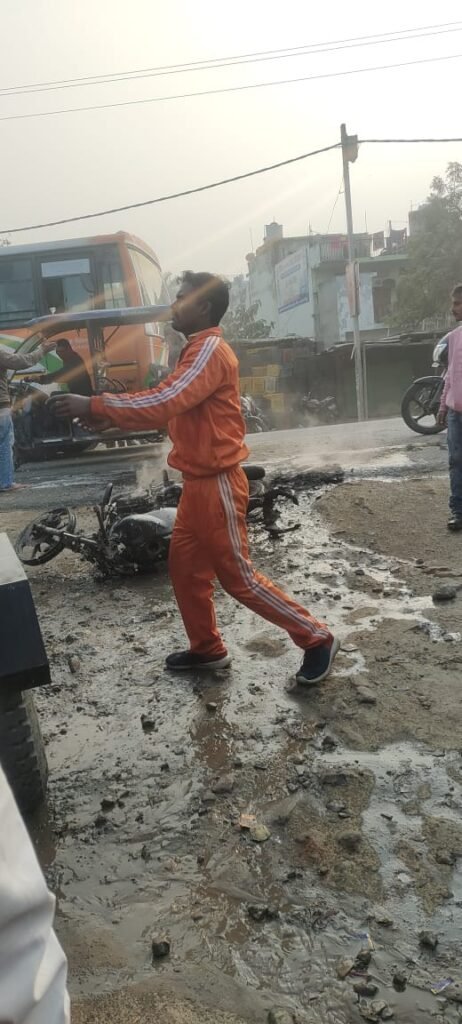 बाइक मे लगी आग, बाल बाल बचा सवार