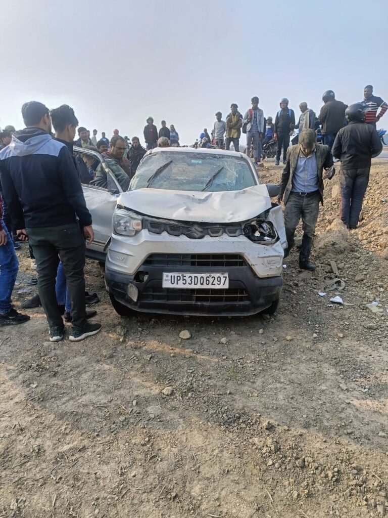 कार अनियंत्रित होकर पलटी चार घायल