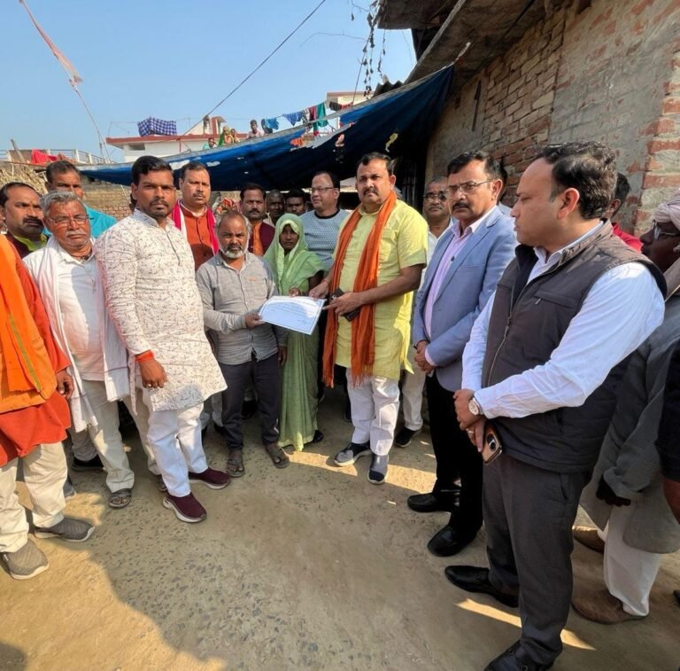 विधायक ने पीड़ित परिजनों को सौंपा चेक