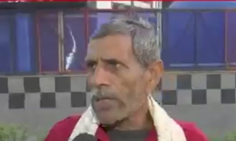 “मैं 1981 से कुली का काम कर रहा हूं, लेकिन मैंने पहले कभी इस तरह की भीड़ नहीं देखी थी”