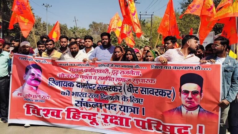 वीर सावरकर को भारत रत्न देने की मांग को लेकर गोरखपुर में निकली गई पदयात्रा