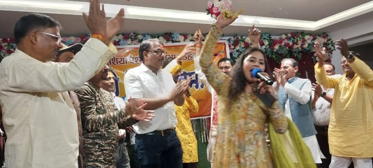 एकता के बंधन में बांधने का समारोह है होली मिलन, होली गीतों पर झूमे लोग