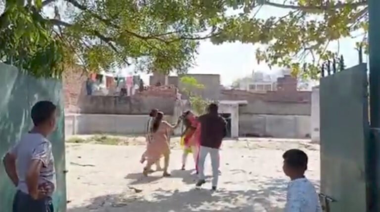 बरसाने की लट्ठमार होली से पहले आगरा में महिला शिक्षकों की लठ्ठम-लट्ठा