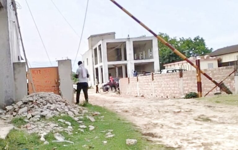 महराजगंज सोनौली बस स्टैंड के पास पुलिस की मिली भगत से चल रहा अवैध पार्किंग, प्रशासन मौन