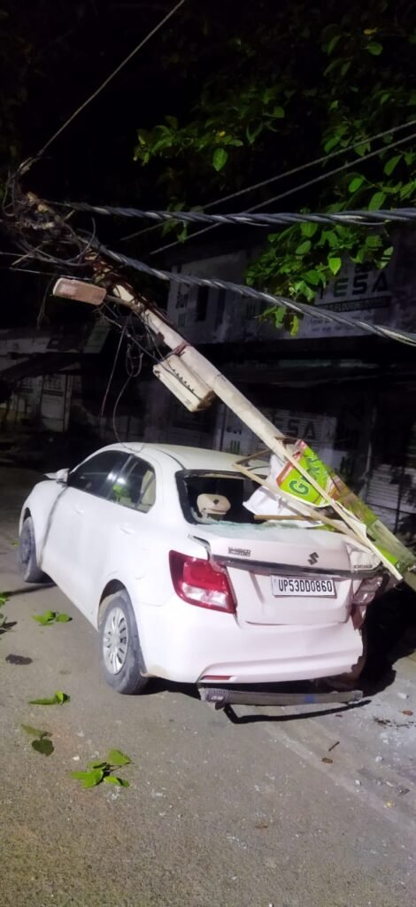 मिट्टी लदा डंफर पोल से टकराया, पोल टूट कर कार पर गिरा,150 घरों की विद्युत सप्लाई 12 घंटे रही बाधित