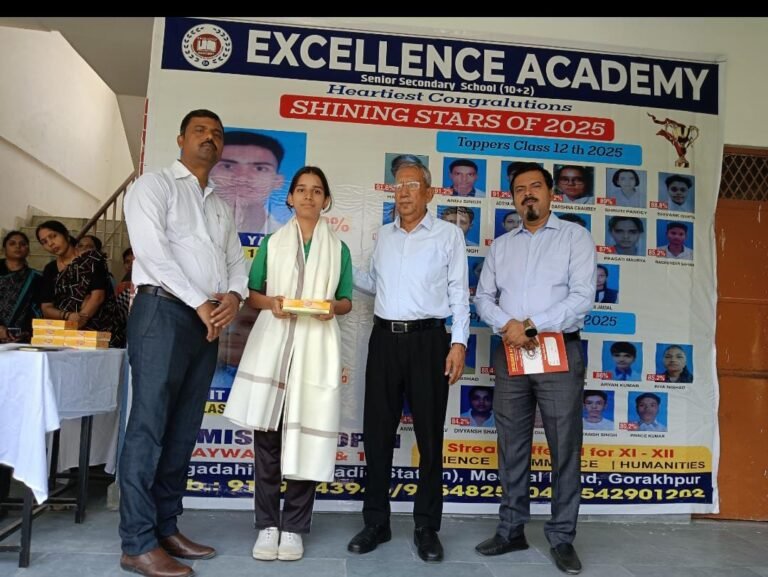 एक्सीलेंस एकेडमी में सीबीएसई बोर्ड परीक्षा में उच्च अंक प्राप्त करने वाले छात्रों को किया गया सम्मानित