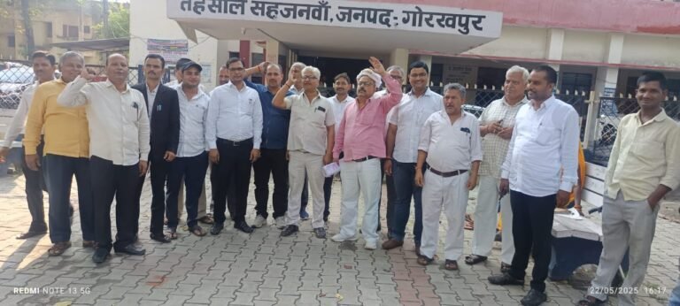 एसडीएम के खिलाफ आक्रोशित अधिवक्ताओं ने किया प्रदर्शन