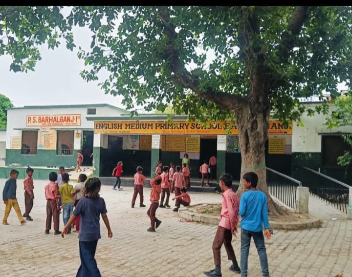 प्राइमरी इंग्लिश स्कूल जर्जर बताकर व्यवसायिक रूप देने में जुटा नगर पंचायत