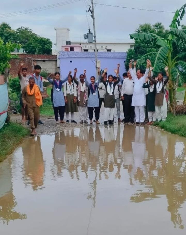सड़क बनी तालाब, आवागमन में दिक्कत, आक्रोशित छात्र छात्राओं ने किया प्रदर्शन