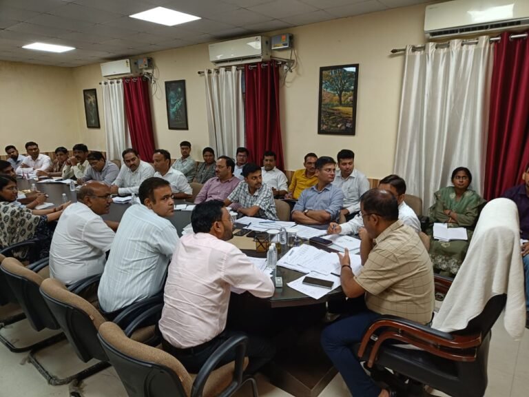 जिलाधिकारी ने मुख्यमंत्री डैशबोर्ड विकास कार्यों राजस्व एवं कर करेत्तर की बैठक कर प्रगति समीक्षा किया