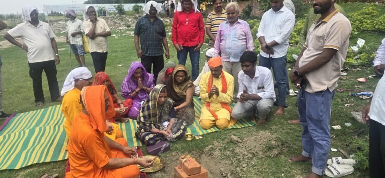 श्रद्धालुओं की सुविधा के लिए चेयरमैन ने किया इंटरलॉकिंग और आधारशिला पूजन, गायत्री मंदिर की रखी गई आधारशिला