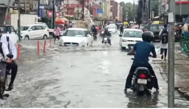 बारिश ने गोरखपुर नगर निगम के दावों की खोली पोल नालिया हुई ओवरफ्लों