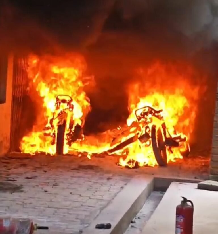 तहसील परिसर में लगी भीषण आग, तीन बाइकें जलकर खाक,एसडीएम ने दिए जांच के आदेश
