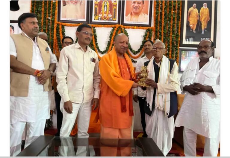 मुख्यमंत्री योगी आदित्यनाथ मखनहा गांव मांगलिक कार्यक्रम में पहुंचकर पूर्व प्रधान