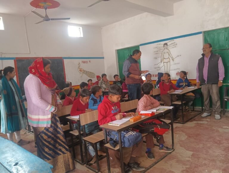 प्राथमिक विद्यालयों में चल रहे अर्द्धवार्षिक परीक्षा,खंड शिक्षा अधिकारी ने किया औचक निरीक्षण