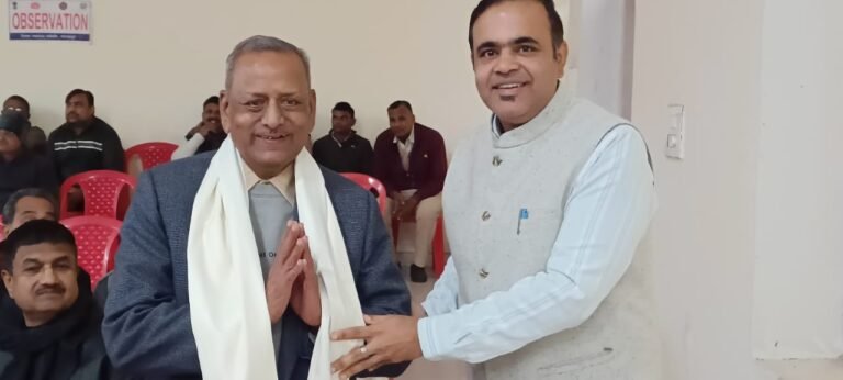 महानगर में पेंशनर दिवस का आयोजन, आयुक्त सभागार में 80 वर्ष से अधिक आयु के पेंशनरों को अंगवस्त्र देकर किया गया सम्मान