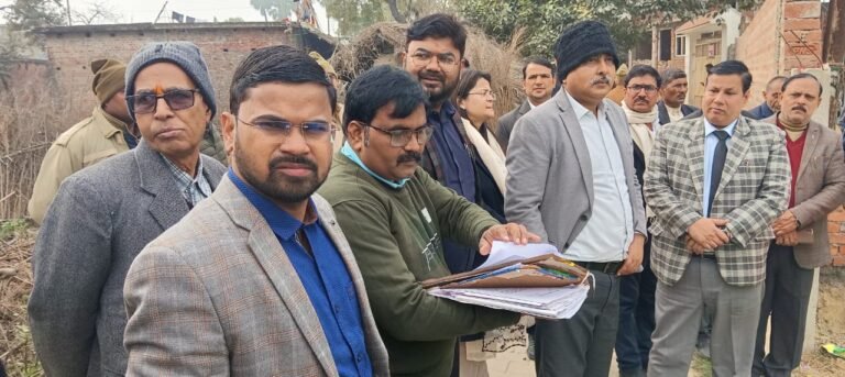 ग्राम न्यायालय के लिए प्रस्तावित जमीन का जनपद न्यायाधीश ने किया निरीक्षण