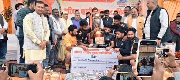 मऊ को हराकर दिल्ली बना विजेता