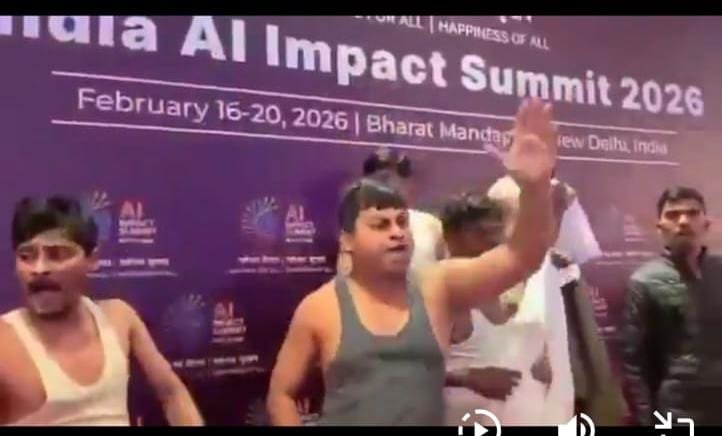 भारत मंडपम AI समिट में जनता द्वारा कांग्रेसियों का बेल्टे बेल्ट ट्रीटमेंट