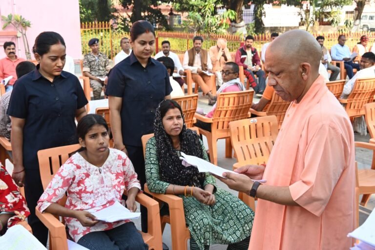 गोरखपुर में जनता दर्शन: जमीन कब्जा हटाने, ससुराल में रहने के अधिकार और इलाज में मदद का भरोसा