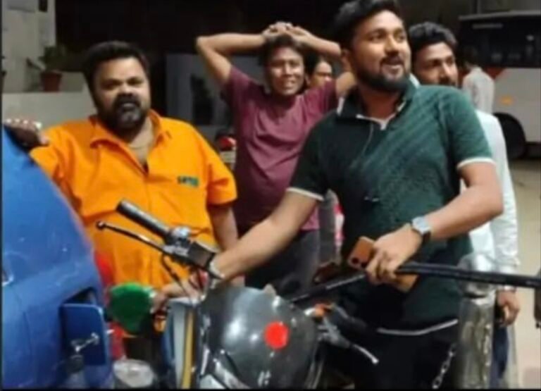 सिधूआपार पेट्रोल पंप पर मैनेजर की दबंगई, लाइन तोड़कर गाड़ी में भरवाया पेट्रोल, हंगामा ।