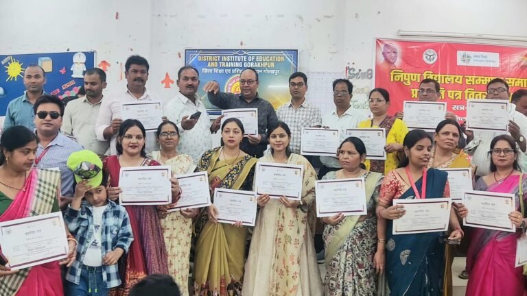 बडहलगंज ब्लाक के 34 निपुण विद्यालयो के शिक्षकों को प्रशस्ति पत्र देकर किया गया सम्मानित