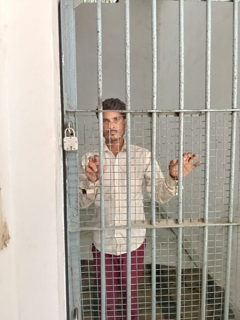 सहजनवा पुलिस की बड़ी कार्रवाई: 12.50 टन चोरी का सरिया बरामद, चालक गिरफ्तार