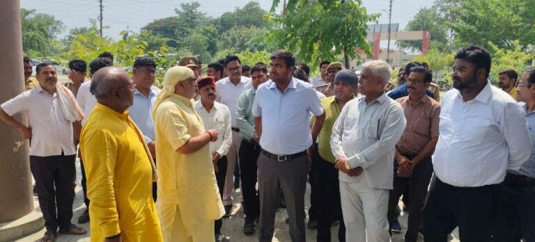 विकास कार्यों का जायजा लेने चिल्लूपार पहुंचे जिलाधिकारी